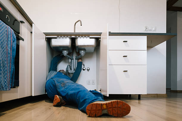 Professional Emergency Plumber technician working in Menlo Park, CA